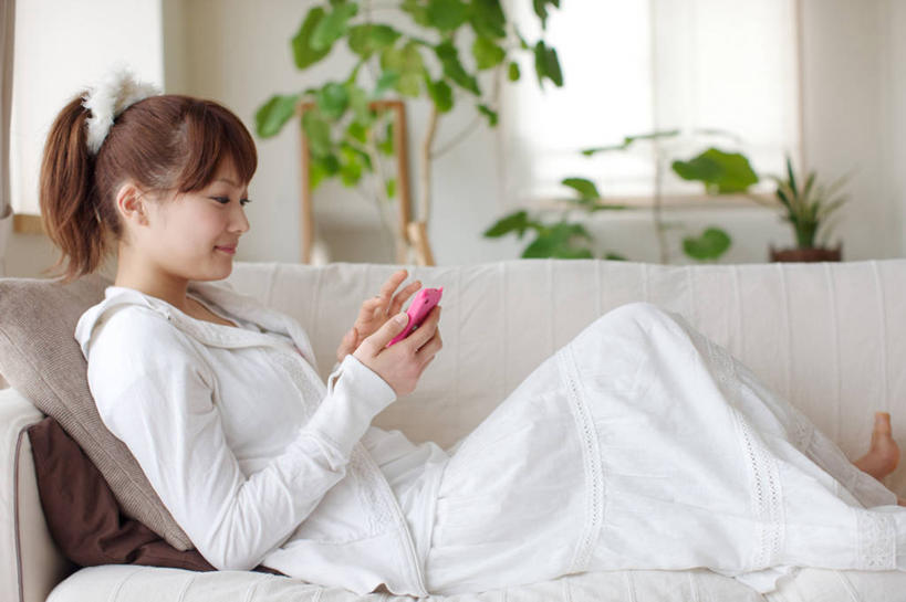 东方人,一个人,客厅,坐,笑,打电话,微笑,横图,室内,白天,侧面,植物,窗户,靠垫,沙发,电话,手机,亚洲,仅一个年轻女性,仅一个女性,仅一个人,敲打,握,服装,朦胧,模糊,盆栽,靠枕,盆景,拿,拿着,注视,休闲装,黄种人,输入,通讯设备,玻璃窗,树,树木,衣服,绿色,自然,垫子,枕头,打字,低头,观察,看,休闲,休闲服,连帽衫,握着,服饰,生长,成长,观看,点击,敲击,察看,起居室,关注,帽衫,布艺沙发,智能手机,客堂,交流,盆景树,盆栽树,按键,年轻女性,女人,女性,亚洲人,沟通,通话,坐着,半身,彩图