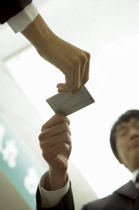 东方人,两个人,同事,商务人士,商务男性,站,竖图,室内,白天,仰视,衬衫,成功,合作,团队,集体,信心,名片,亚洲,套装,朦胧,模糊,信息,联系,拿,拿着,注视,黄种人,队伍,卡片,观察,看,站着,日本人,观看,察看,领导,成就,关注,商务装,身份,合伙,领袖,工薪阶层,名刺,名帖,交往,男人,男性,年轻男性,亚洲人,白领,上班族,站立,半身,彩图,低角度拍摄,衬衣,商业
