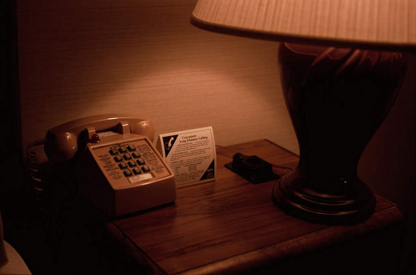 无人,打电话,横图,俯视,室内,特写,白天,柜子,电话,古老,标志,数字,文字,字符,灯光,古典,通讯设备,标识,灯,话筒,橱柜,灯具,电话线,阿拉伯数字,照明设备,床头灯,交流,电话机,沟通,通话,彩图,高角度拍摄