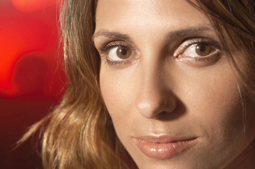 西方人,脸,头,脸颊,一个人,横图,室内,夜晚,正面,欧洲,欧洲人,仅一个年轻女性,仅一个女性,仅一个人,阴影,服装,反射,影子,休闲装,衣服,休闲,休闲服,服饰,金黄色,年轻女性,女人,女性,白种人,头部,长发,脸部,脸蛋,面部,半身,彩图