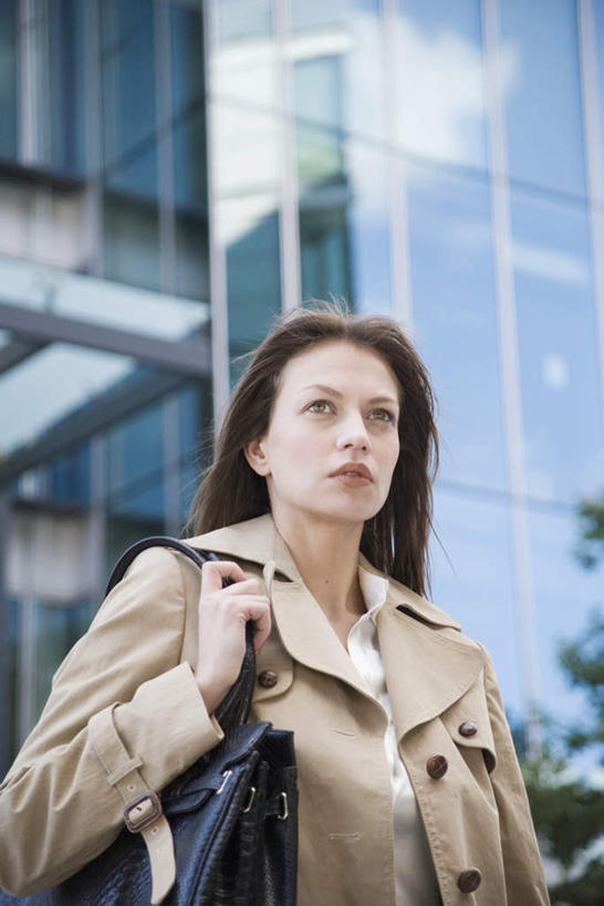 西方人,一个人,商务人士,商务女性,高楼大厦,站,竖图,室外,白天,仰视,美景,镜子,城市,大厦,建筑,摩天大楼,玻璃,欧洲,欧洲人,仅一个年轻女性,仅一个女性,仅一个人,套装,包,皮包,墙,景观,注视,建设,墙壁,墙面,观察,看,站着,大衣,景色,观看,单肩包,镜像,察看,镜面,关注,商务装,工薪阶层,年轻女性,女人,女性,白种人,白领,上班族,站立,半身,彩图,低角度拍摄,大楼,高层建筑,高楼,摩天楼