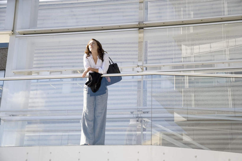 西方人,一个人,商务人士,商务女性,家,栏杆,站,横图,室外,白天,仰视,窗户,落地窗,欧洲,欧洲人,仅一个年轻女性,仅一个女性,仅一个人,套装,包,皮包,房屋,屋子,围栏,注视,护栏,楼房,玻璃窗,住宅,衣服,观察,看,站着,望,观看,等待,单肩包,遥望,察看,关注,商务装,工薪阶层,年轻女性,女人,女性,白种人,白领,上班族,站立,彩图,低角度拍摄,全身,房子