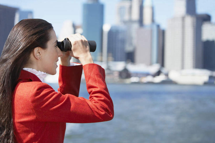 西方人,一个人,高楼大厦,笑,微笑,露齿笑,横图,室外,白天,侧面,旅游,度假,美景,城市风光,城市,大厦,建筑,摩天大楼,欧洲,纽约,美国,欧洲人,仅一个年轻女性,仅一个女性,仅一个人,服装,望远镜,景观,水平线,海平线,注视,休闲装,娱乐,建设,衣服,红色,观察,看,享受,休闲,休闲服,景色,放松,望,服饰,观看,遥望,察看,北美,北美洲,关注,美洲,远视镜,瞭望镜,纽约州,帝国之州,帝国州,北亚美利加洲,亚美利加洲,年轻女性,女人,女性,白种人,半身,彩图,大楼,高层建筑,高楼,摩天楼