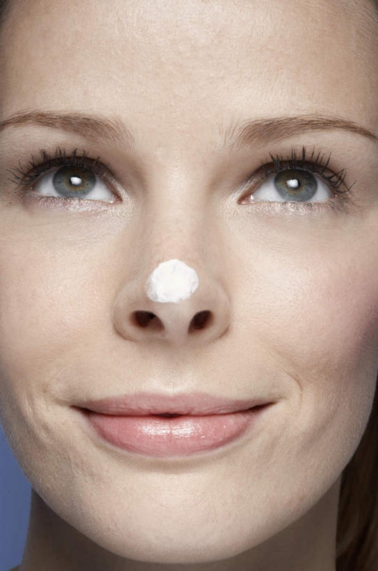 西方人,脸,头,脸颊,一个人,笑,微笑,露齿笑,竖图,室内,特写,白天,正面,化妆,美容,欧洲,欧洲人,仅一个年轻女性,仅一个女性,仅一个人,护肤,蓝色背景,注视,观察,看,保养,享受,休闲,放松,保健,摄影,影棚,观看,察看,乳液,润肤霜,关注,养颜,年轻女性,女人,女性,白种人,头部,脸部,脸蛋,面部,半身,彩图,影棚拍摄,拍摄