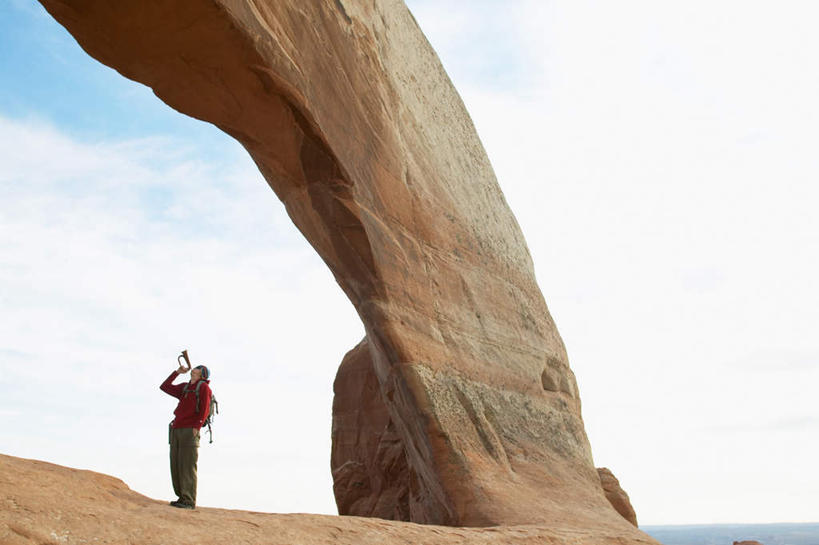 西方人,一个人,公园,站,横图,室外,白天,仰视,旅游,度假,石头,美景,帽子,欧洲,美国,欧洲人,仅一个男性,仅一个人,握,服装,包,墨镜,石子,眼镜,景观,云,云朵,乐器,铜管乐器,小号,拿,云彩,旅行包,拿着,休闲装,娱乐,仅一个年轻男性,衣服,蓝色,白云,蓝天,天空,自然,背包,太阳镜,太阳眼镜,天,吹,站着,享受,休闲,休闲服,遮阳镜,景色,放松,握着,服饰,拱形,晴朗,北美,北美洲,国家公园,犹他州,戈壁,自然风光,铜管,美洲,户外运动,拱门国家公园,拱石国家公园,无边帽,犹他,蜂窝之州,蜂房州,圆帽,男人,男性,年轻男性,白种人,石块,岩石,晴空,手插兜,手放口袋,抬头,仰头,站立,彩图,低角度拍摄,全身,双肩包,手抄兜
