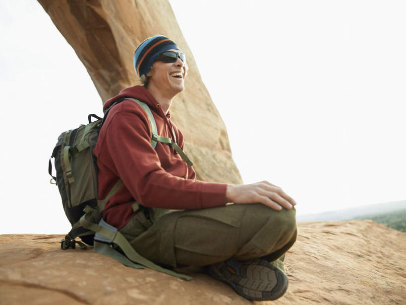 西方人,一个人,公园,笑,盘腿,微笑,露齿笑,横图,室外,白天,仰视,旅游,度假,石头,美景,帽子,欧洲,美国,欧洲人,仅一个男性,仅一个人,服装,包,墨镜,石子,眼镜,景观,云,云朵,云彩,旅行包,注视,休闲装,娱乐,仅一个年轻男性,衣服,蓝色,白云,蓝天,天空,自然,背包,太阳镜,太阳眼镜,天,观察,看,享受,休闲,休闲服,遮阳镜,景色,放松,服饰,拱形,晴朗,观看,察看,北美,北美洲,国家公园,犹他州,关注,戈壁,自然风光,美洲,户外运动,拱门国家公园,拱石国家公园,无边帽,犹他,蜂窝之州,蜂房州,圆帽,男人,男性,年轻男性,白种人,石块,岩石,晴空,盘腿而坐,盘膝,盘着腿的,盘着腿坐,双腿交叉,彩图,低角度拍摄,全身,双肩包