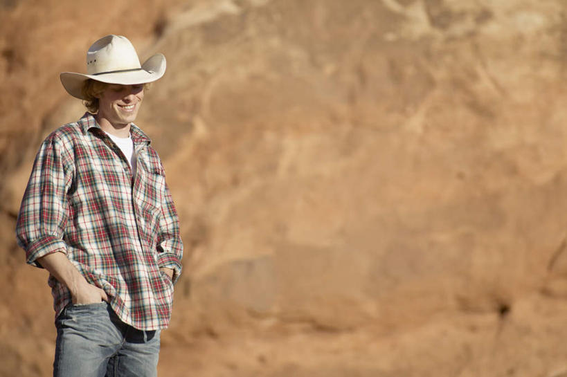 西方人,一个人,站,笑,微笑,露齿笑,横图,室外,白天,正面,旅游,度假,石头,美景,帽子,欧洲,欧洲人,仅一个男性,仅一个人,阴影,服装,光线,石子,影子,景观,注视,休闲装,娱乐,仅一个年轻男性,衣服,阳光,自然,观察,看,站着,享受,休闲,休闲服,牛仔帽,景色,放松,服饰,观看,察看,关注,戈壁,自然风光,户外运动,男人,男性,年轻男性,白种人,石块,岩石,插兜,两手抄兜,两手放兜,手插兜,手放口袋,站立,半身,彩图