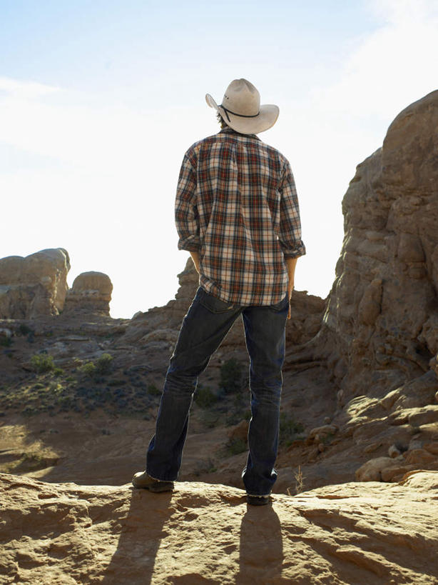 西方人,一个人,站,竖图,室外,白天,仰视,旅游,度假,石头,美景,帽子,欧洲,欧洲人,仅一个男性,仅一个人,阴影,服装,光线,石子,影子,景观,注视,休闲装,娱乐,仅一个年轻男性,衣服,阳光,自然,观察,看,站着,享受,休闲,休闲服,牛仔帽,景色,放松,服饰,观看,察看,关注,戈壁,自然风光,户外运动,男人,男性,年轻男性,白种人,石块,岩石,手插兜,手放口袋,站立,彩图,低角度拍摄,全身,手抄兜