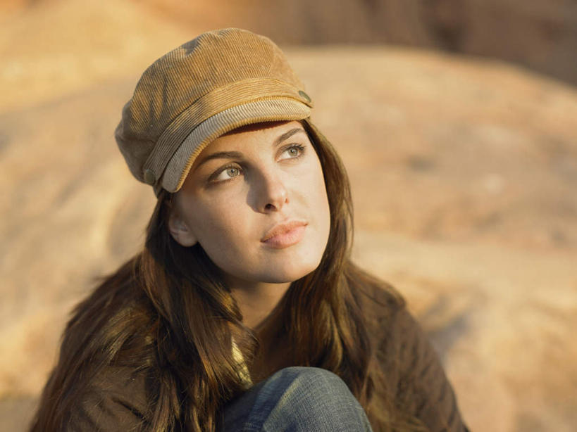 西方人,脸,头,脸颊,一个人,坐,横图,室外,特写,白天,正面,旅游,度假,石头,美景,帽子,欧洲,欧洲人,仅一个年轻女性,仅一个女性,仅一个人,服装,朦胧,模糊,石子,景观,注视,休闲装,娱乐,运动帽,肩膀,衣服,自然,观察,看,享受,休闲,休闲服,鸭舌帽,景色,放松,服饰,观看,察看,关注,戈壁,自然风光,户外运动,年轻女性,女人,女性,白种人,头部,脸部,脸蛋,面部,石块,岩石,坐着,半身,彩图