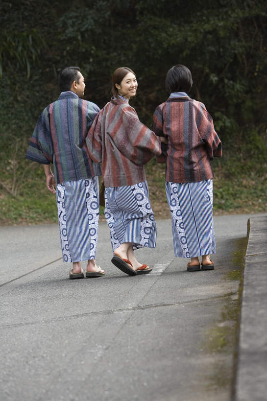 东方人,三个人,家庭,夫妻,母亲,父亲,女儿,站,走,笑,微笑,露齿笑,竖图,室外,白天,民族服装,爱情,植物,道路,路,亚洲,一排,阴影,和服,整齐,光线,影子,小路,地面,交通,浪漫,黄种人,树,树木,排列,背面,绿色,阳光,自然,回头,站着,转头,温暖,温馨,父女,母女,三口之家,一家人,恩爱,父爱,母爱,恋人,服饰,生长,成长,和睦,搀扶,队列,吴服,唐草,唐花,唐锦,男人,男性,年轻女性,女人,女性,中年男性,中年女性,亚洲人,夫妇,情侣,步行,散步,站立,走路,彩图,全身,传统服装,民俗服,伴侣,融洽