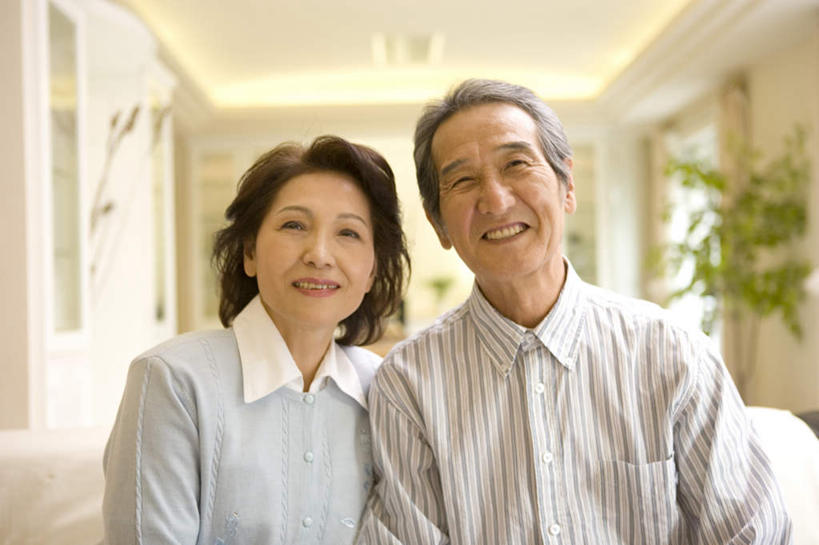 东方人,两个人,夫妻,客厅,坐,笑,微笑,露齿笑,横图,室内,特写,白天,正面,毛衣,衬衫,爱情,植物,窗户,落地窗,沙发,亚洲,朦胧,模糊,墙,浪漫,注视,黄种人,玻璃窗,墙壁,墙面,绿色,自然,观察,看,恩爱,恋人,观看,察看,起居室,搀扶,关注,布艺沙发,老年男性,老年女性,男人,男性,女人,女性,亚洲人,情侣,坐着,半身,彩图,衬衣,绒衣,套衫,套头毛衣,线衣,伴侣