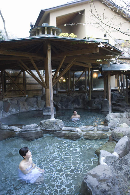 东方人,两个人,夫妻,家,坐,笑,微笑,露齿笑,竖图,俯视,室外,白天,爱情,按摩,美容,石头,温泉,亚洲,护肤,石子,瓦片,房屋,屋檐,屋子,水汽,灯光,浪漫,注视,黄种人,楼房,吊灯,檐,住宅,灯,天空,灯具,毛巾,天,看,保养,享受,休闲,恩爱,放松,保健,温泉浴场,恋人,照明设备,养颜,男人,男性,女人,女性,中年男性,中年女性,亚洲人,情侣,石块,矿泉疗养地,抬头,仰头,坐着,彩图,高角度拍摄,全身,水疗,房子,伴侣