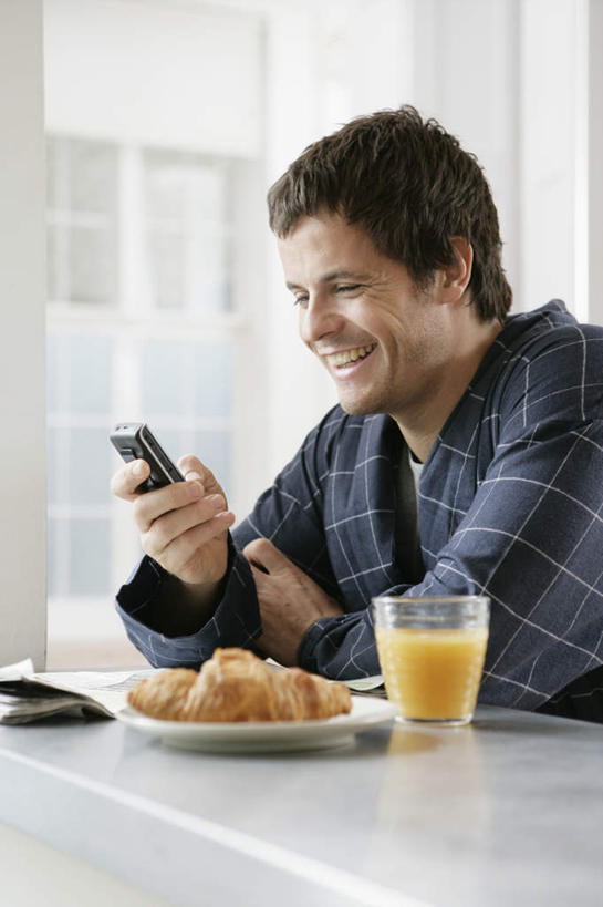 果汁,西方人,一个人,坐,笑,打电话,微笑,露齿笑,竖图,室内,白天,侧面,浴袍,阅读,餐桌,厨房,柜子,桌子,柑橘,杂志,餐具,电话,手机,欧洲,欧洲人,仅一个男性,仅一个人,握,学习,碟子,盘,橙汁,饮品,拿,拿着,注视,通讯设备,饮料,仅一个年轻男性,灰色,盘子,橱柜,碟,看,牛角面包,读书,浏览,握着,餐台,观看,关注,可口,适口,交流,男人,男性,年轻男性,白种人,橘子,桔子,橙子,橙,沟通,通话,坐着,半身,彩图,汤帷子,浴衣,灶间