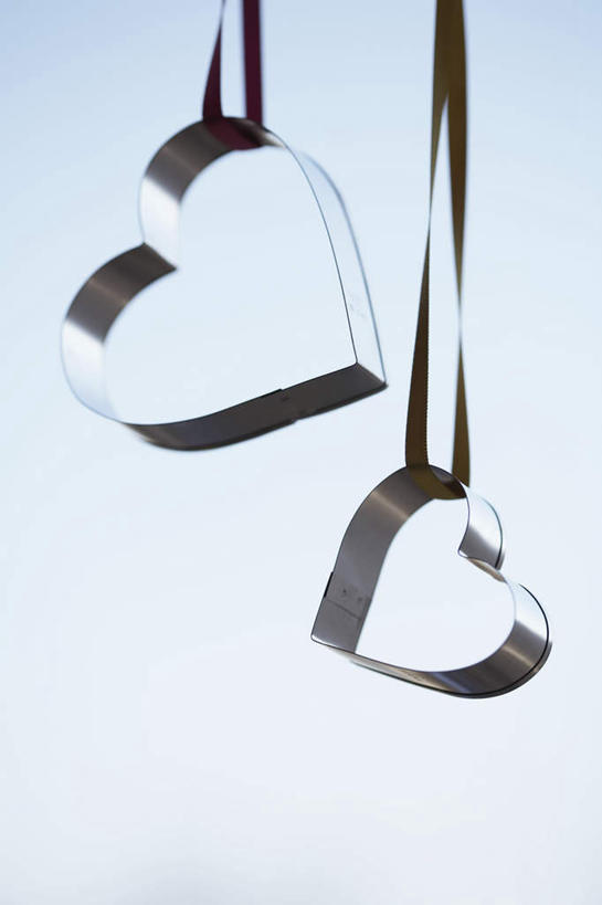 无人,竖图,室内,特写,白天,白色背景,正面,爱情,静物,情人节,吊挂,悬挂,条纹,节日,爱心,庆祝,金属,浪漫,挂,文化,两个,模型,绳子,庆典,温暖,温馨,心形,比较,恩爱,摄影,影棚,纪念,绳索,和睦,衡量,心型,彩图,影棚拍摄,拍摄,融洽