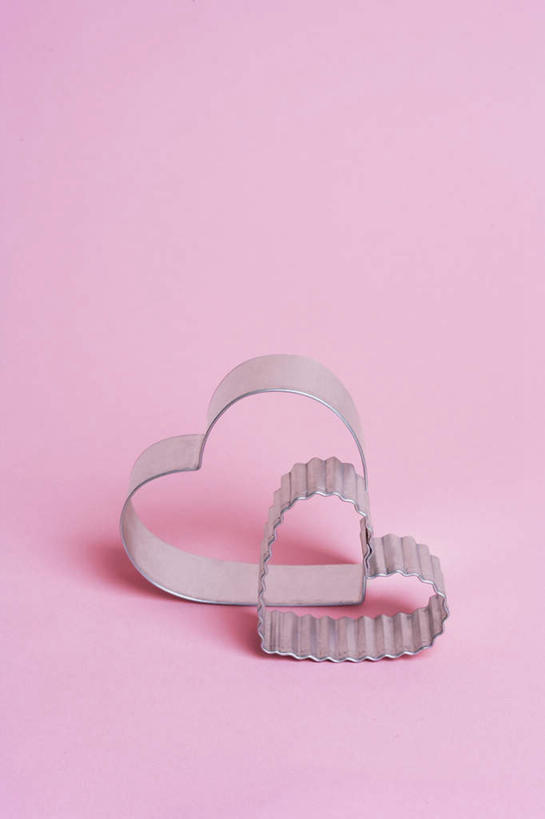 无人,竖图,俯视,室内,特写,白天,爱情,桌面,桌子,静物,情人节,粉色背景,节日,爱心,庆祝,木制,浪漫,文化,两个,模型,木制品,纸制品,庆典,温暖,温馨,心形,恩爱,摄影,影棚,纪念,和睦,心型,彩图,高角度拍摄,影棚拍摄,拍摄,融洽