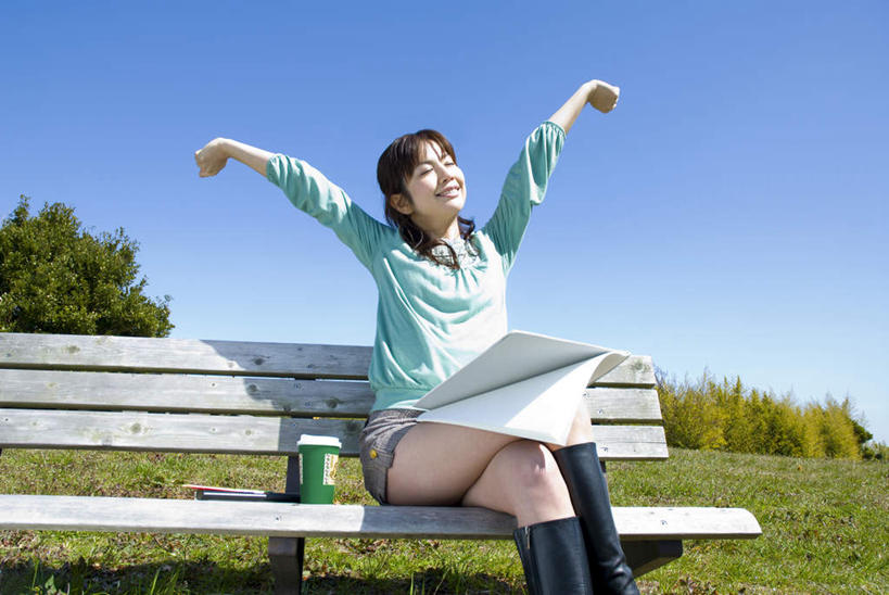 东方人,一个人,坐,举,闭眼,伸展双臂,笑,微笑,露齿笑,横图,室外,白天,仰视,旅游,度假,草地,草坪,美景,树林,植物,杯子,椅子,亚洲,仅一个年轻女性,仅一个女性,仅一个人,阴影,服装,光线,影子,木椅,景观,记事本,注视,休闲装,黄种人,娱乐,草,树,树木,一个,衣服,蓝色,绿色,蓝天,天空,阳光,自然,本子,笔记本,纸制品,天,观察,看,托,享受,休闲,休闲服,景色,放松,服饰,生长,晴朗,单个,成长,观看,纸杯,察看,关注,一次性杯子,自然风光,户外运动,万里无云,素描簿,年轻女性,女人,女性,亚洲人,晴空,晴空万里,闭眼睛,闭着眼,闭着眼睛,敞开双臂,举起,举手,举着,伸开双臂,向上举,向上伸,向上托,展开双肩,张开手臂,张开双臂,坐着,半身,彩图,低角度拍摄