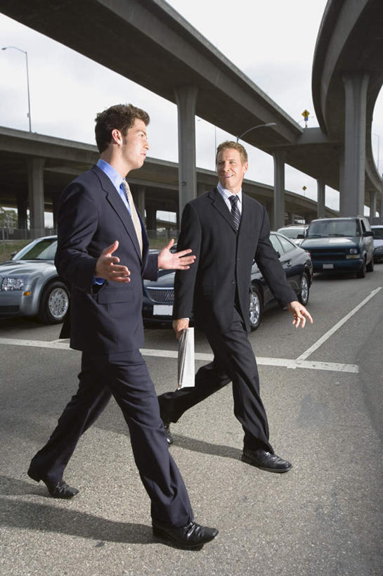 西方人,头发,两个人,伙伴,朋友,商务人士,商务男性,站,走,竖图,室外,白天,正面,衬衫,友谊,大桥,道路,立交桥,路,桥梁,公路,汽车,欧洲,欧洲人,一排,许多,阴影,套装,整齐,光线,影子,高架,斜拉桥,桥,交通,拎,注视,车,排列,黄色,蓝色,蓝天,天空,阳光,交通工具,轿车,天,观察,看,双手摊开,站着,无奈,观看,遗憾,烦恼,察看,队列,关注,商务装,工薪阶层,可惜,无计可施,惋惜,怜惜,无语,友情,男人,男性,年轻男性,白种人,白领,上班族,马路,步行,散步,站立,走路,彩图,全身,衬衣,拎着