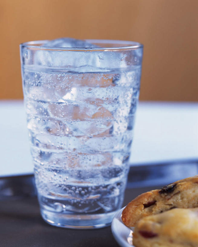 点心,面包,无人,竖图,俯视,室内,特写,白天,餐桌,桌子,杯子,朦胧,模糊,食品,面点,一杯,玻璃制品,食物,糕点,水杯,餐台,苏打,玻璃杯,彩图,高角度拍摄