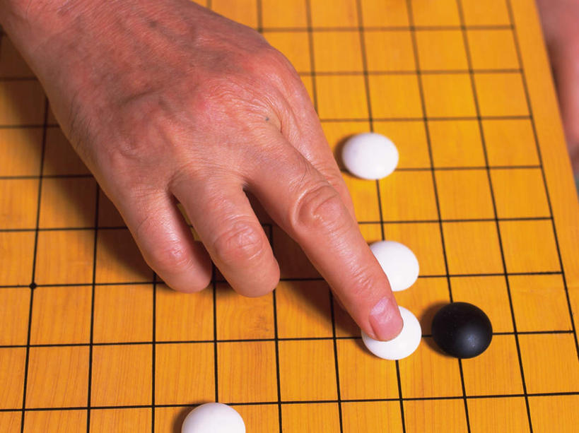 东方人,手,一个人,横图,俯视,室内,特写,白天,游戏,快乐,比赛,竞争,亚洲,仅一个男性,仅一个人,五个,许多,握,朦胧,模糊,拿,玩,拿着,黄种人,娱乐,白色,黑色,按,仅一个老年男性,休闲,手部,棋子,棋盘,益智,握着,活动,发泄,消遣,智力,围棋,宣泄,老年男性,男人,男性,亚洲人,玩耍,嬉戏,半身,彩图,高角度拍摄