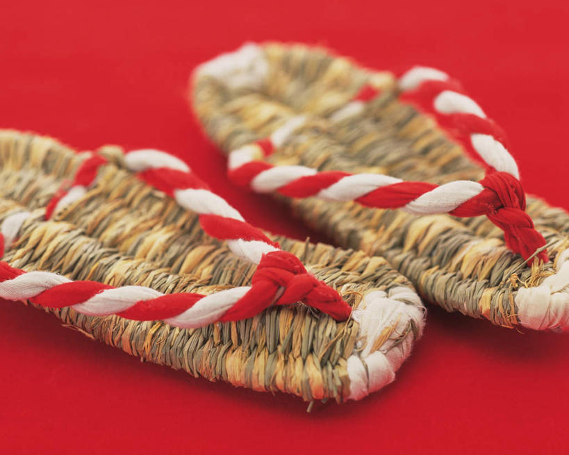 无人,横图,俯视,室内,特写,白天,静物,鞋子,一双,红色背景,朦胧,模糊,日本文化,文化,摄影,草鞋,影棚,彩图,高角度拍摄,影棚拍摄,人字拖,人字拖鞋,拍摄