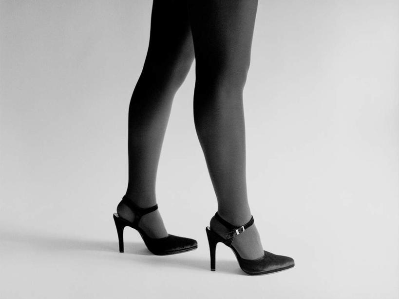 东方人,一个人,走,横图,黑白,室内,白天,白色背景,侧面,高跟鞋,性感,鞋子,亚洲,仅一个年轻女性,仅一个女性,仅一个人,一双,黄种人,黑色,诱惑,摄影,影棚,丝袜,长筒袜,年轻女性,女人,女性,亚洲人,步行,散步,走路,半身,影棚拍摄,拍摄