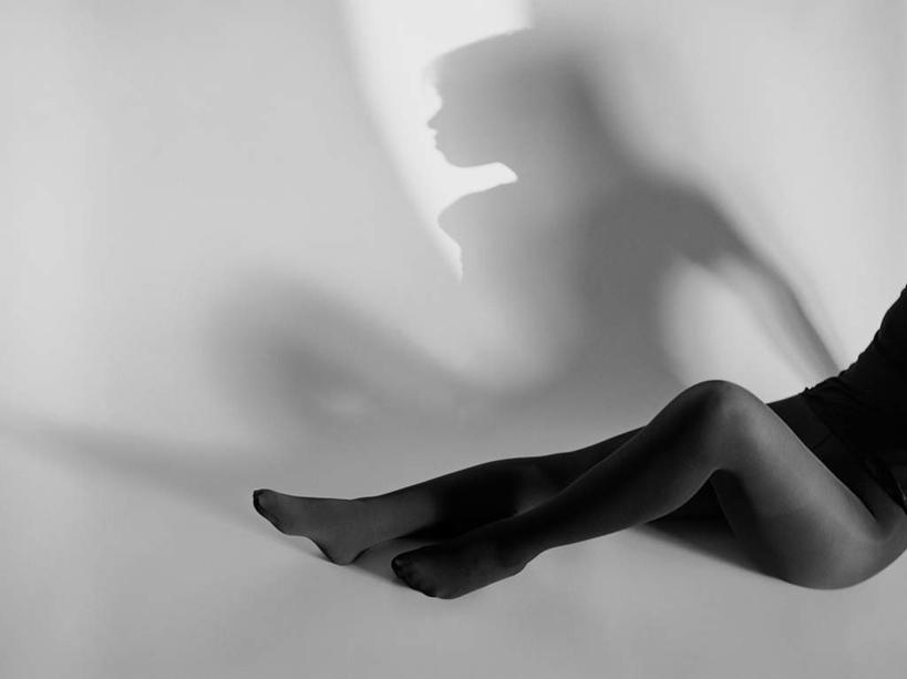 东方人,一个人,坐,横图,俯视,黑白,室内,白天,白色背景,性感,亚洲,仅一个年轻女性,仅一个女性,仅一个人,一双,阴影,光线,影子,黄种人,裸露,黑色,诱惑,摄影,影棚,赤裸,丝袜,裸,长筒袜,年轻女性,女人,女性,亚洲人,坐着,半身,高角度拍摄,影棚拍摄,拍摄