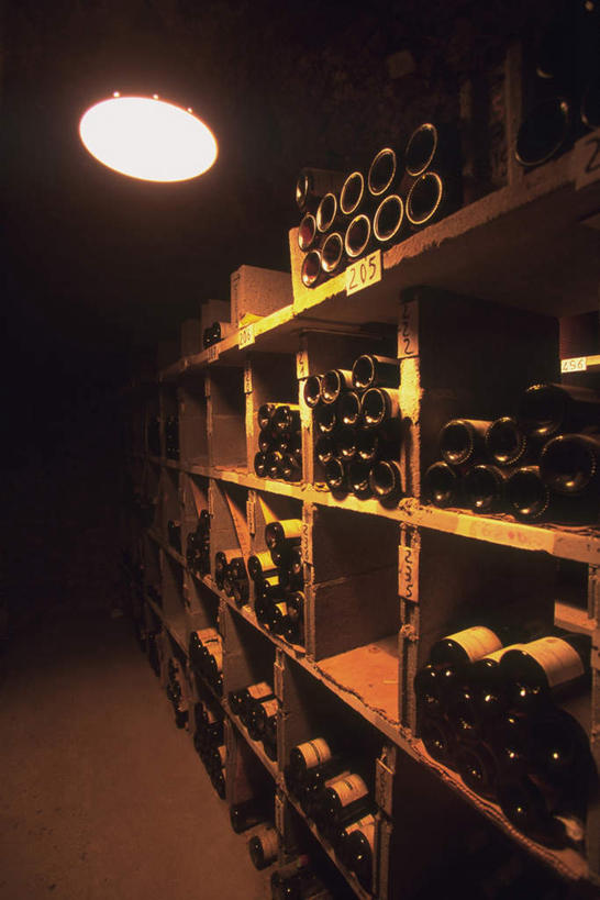 无人,竖图,室内,特写,白天,正面,柜子,静物,照明,一排,许多,整齐,木制,标志,数字,文字,字符,字母,木柜,灯光,仓库,红酒瓶,标识,酒窖,吊灯,架子,玻璃制品,灯,酒瓶,排列,玻璃瓶,瓶子,灯具,堆,照亮,照明设备,队列,彩图