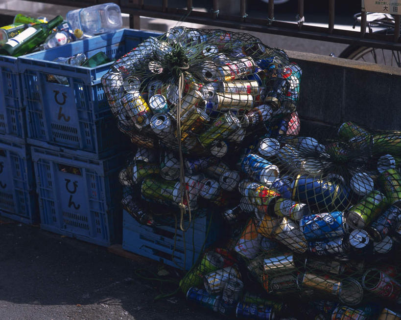 无人,横图,俯视,室外,特写,白天,静物,五个,一堆,许多,阴影,堆叠,堆积,环保,破碎,光线,罐子,网,影子,墙,垃圾,地面,墙壁,墙面,玻璃制品,蓝色,黑色,阳光,玻璃瓶,瓶子,肮脏,易拉罐,堆,捆绑,回收,资源,碾压,利用,低碳,循环,污渍,板条箱,彩图,高角度拍摄