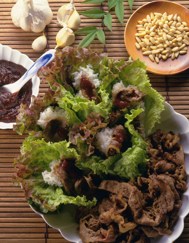 米饭,无人,竖图,俯视,室内,特写,白天,烹饪,餐桌,桌子,蔬菜,蒜,餐具,叶子,一堆,许多,堆叠,堆积,新鲜,装饰,碟子,盘,勺子,生菜,莴苣,莴笋,肉,日本料理,料理,食品,绿叶,饭,酱,菜肴,美食,肉类,食物,盘子,调羹,碟,汤匙,日式料理,日式,嫩叶,摄影,佳肴,有机食品,绿色食品,影棚,餐台,堆,华丽,修饰,点缀,五谷,配菜,肉食,瓜子仁,叶用莴笋,香笋,衬托,美观,雅致,雅观,春菜,鹅仔菜,莴仔菜,千金菜,叶,叶片,小蒜,大蒜,彩图,高角度拍摄,影棚拍摄,拍摄