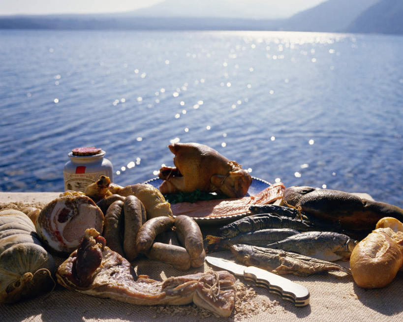 点心,面包,无人,横图,俯视,室外,白天,聚会,烹饪,湖,湖泊,山,山脉,水,餐桌,桌子,阴影,光线,鱼,影子,湖面,山峰,水流,水面,鸡肉,肉,生肉,香肠,日本料理,料理,食品,野餐,面点,山峦,菜肴,美食,肉类,食物,糕点,蓝色,蓝天,天空,阳光,日式料理,湖水,群山,天,日式,烤鸡,佳肴,晴朗,餐台,肉食,万里无云,野炊,晴空,晴空万里,彩图,高角度拍摄