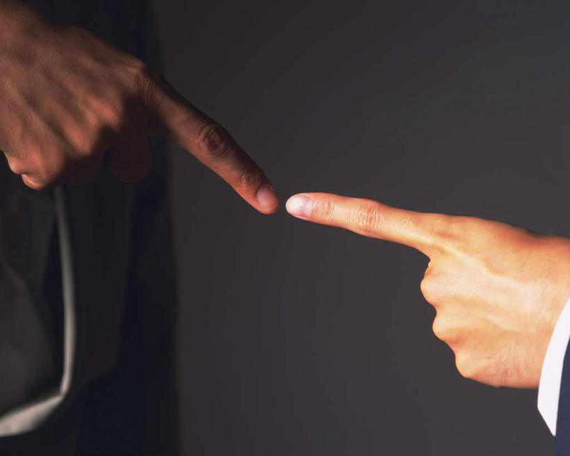 东方人,两个人,同事,商务人士,商务男性,横图,俯视,室内,特写,白天,衬衫,成功,合作,团队,集体,信心,亚洲,指,黑色背景,套装,黄种人,方向,队伍,手势,手指,摄影,影棚,领导,指向,成就,商务装,合伙,领袖,指头,工薪阶层,男人,男性,年轻男性,亚洲人,白领,上班族,半身,彩图,高角度拍摄,影棚拍摄,衬衣,拍摄