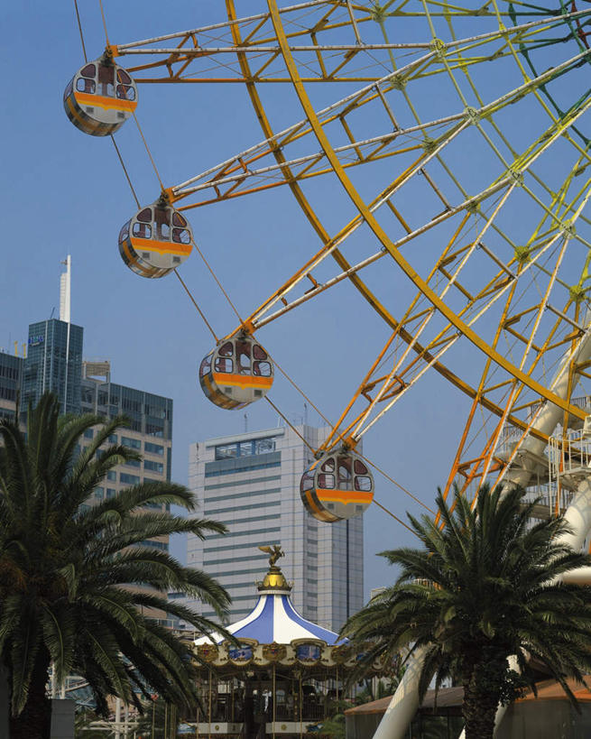 无人,高楼大厦,竖图,室外,白天,仰视,旅游,度假,游戏,植物,标志建筑,大厦,地标,建筑,摩天大楼,棕榈树,叶子,日本,亚洲,摩天轮,绿叶,玩,娱乐,建设,树,树木,蓝色,绿色,蓝天,天空,自然,楼宇,天,享受,休闲,旋转木马,嫩叶,旅游胜地,放松,游乐设施,生长,晴朗,成长,活动,发泄,消遣,智力,东亚,棕榈叶,本州,万里无云,费里斯大转轮,本州岛,日本国,近畿地方,近畿,兵库,兵库县,宣泄,马赛克广场,神户,神户市,神戸,县厅,神戸市,游艺设施,叶,叶片,晴空,晴空万里,玩耍,嬉戏,彩图,低角度拍摄,大楼,高层建筑,高楼,摩天楼