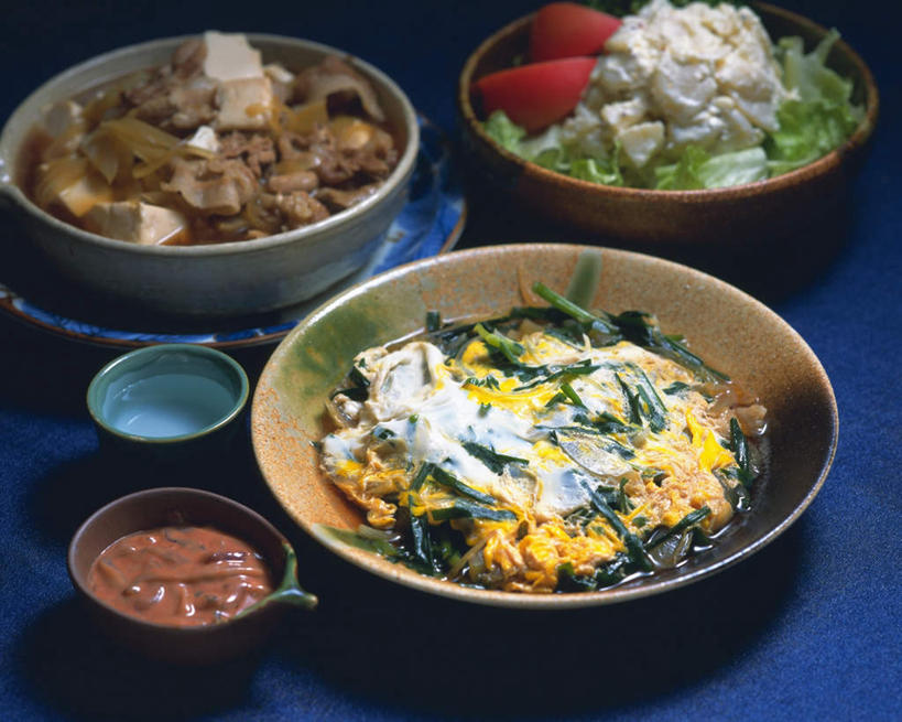 无人,横图,俯视,室内,特写,白天,烹饪,餐桌,桌子,鱿鱼,蔬菜,西红柿,餐具,阴影,朦胧,模糊,新鲜,反射,碟子,盘,影子,葱,青葱,蛋,调料,鸡蛋,日本料理,料理,食品,炒蛋,调味品,调味料,菜肴,美食,食物,盘子,碟,碗,日式料理,日式,摄影,佳肴,有机食品,绿色食品,影棚,餐台,一份,草鸡蛋,柔鱼,枪乌贼,番茄,彩图,高角度拍摄,影棚拍摄,拍摄