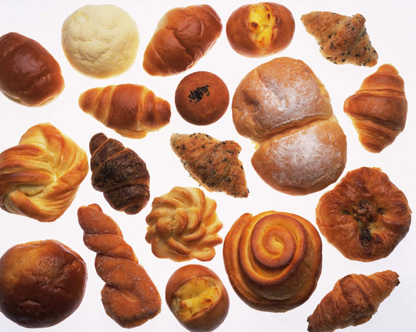 点心,面包,无人,横图,俯视,室内,特写,白天,白色背景,桌面,桌子,许多,条纹,纹路,木制,长条,食品,面点,褐色,漩涡,旋转,食物,糕点,黄色,白色,木制品,饼干,球体,摄影,影棚,彩图,高角度拍摄,影棚拍摄,拍摄