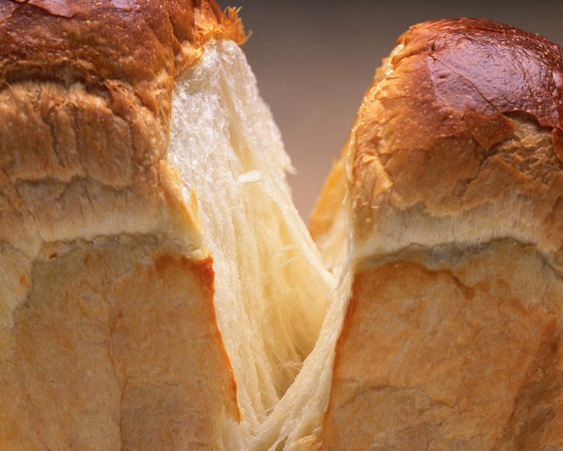 点心,面包,无人,横图,俯视,室内,特写,白天,桌面,桌子,两块,阴影,灰色背景,破碎,残缺,反射,木制,影子,食品,面点,褐色,破损,食物,糕点,木制品,摄影,影棚,撕开,彩图,高角度拍摄,影棚拍摄,拍摄