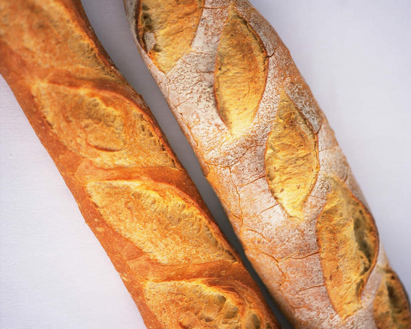 点心,面包,无人,横图,俯视,室内,特写,白天,白色背景,桌面,桌子,两根,一排,阴影,花纹,整齐,反射,木制,图案,影子,长条,食品,面点,褐色,食物,糕点,排列,黄色,木制品,摄影,影棚,队列,彩图,高角度拍摄,影棚拍摄,拍摄