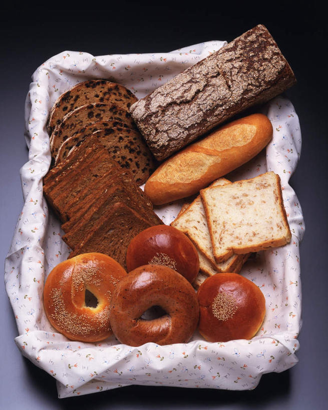 点心,面包,无人,竖图,俯视,室内,特写,白天,桌面,桌子,餐具,一堆,许多,切开,堆叠,堆积,灰色背景,木制,碟子,方块,盘,长条,圆圈,食品,面点,褐色,食物,糕点,一个,黑色,盘子,木制品,碟,切,四个,摄影,影棚,单个,堆,剖面,切面,彩图,高角度拍摄,影棚拍摄,拍摄