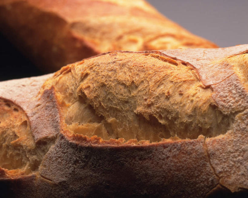 点心,面包,无人,横图,俯视,室内,特写,白天,仰视,桌面,桌子,三根,灰色背景,破碎,残缺,木制,长条,食品,面点,食物,糕点,黄色,木制品,摄影,影棚,彩图,低角度拍摄,高角度拍摄,影棚拍摄,拍摄