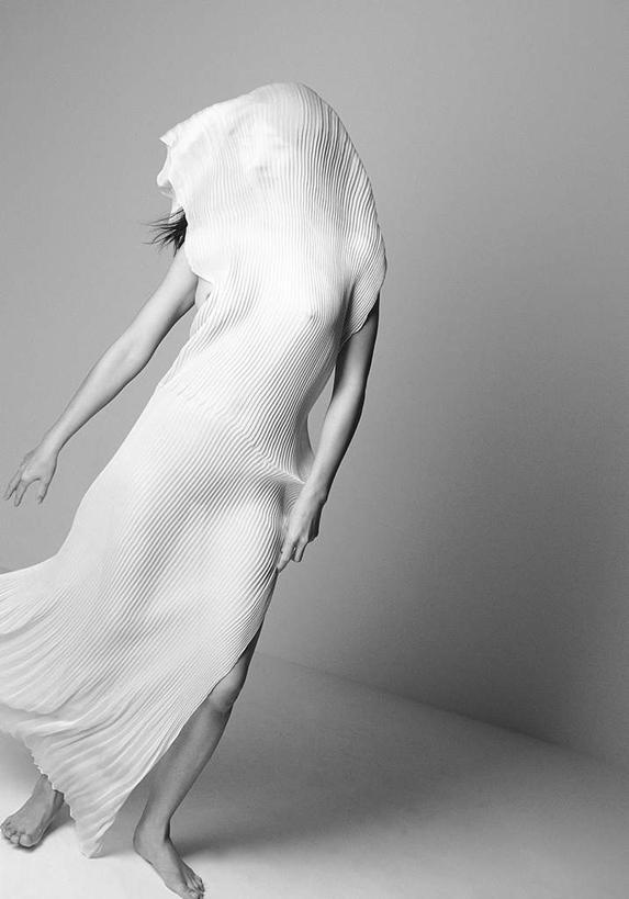 东方人,头发,一个人,站,竖图,黑白,室内,白天,白色背景,正面,裙子,亚洲,仅一个年轻女性,仅一个女性,仅一个人,一块,阴影,连衣裙,反射,白纱,瓷砖,地砖,丝绸,影子,墙,地面,黄种人,裸露,墙壁,墙面,白色,黑色,站着,遮,遮掩,摄影,影棚,赤裸,掩盖,遮挡,裸,遮盖,掩饰,年轻女性,女人,女性,亚洲人,抬头,仰头,站立,全身,影棚拍摄,拍摄