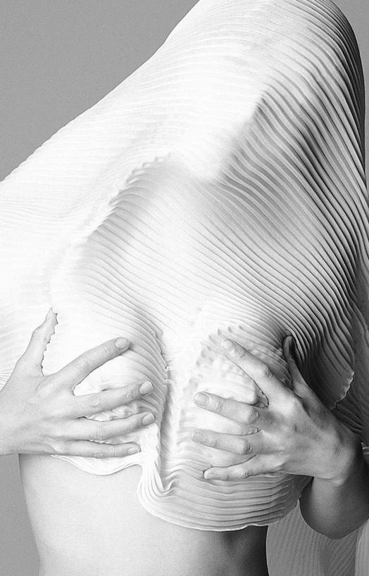 东方人,头发,一个人,站,摸,竖图,黑白,室内,白天,正面,亚洲,仅一个年轻女性,仅一个女性,仅一个人,一块,抚摸,阴影,反射,白纱,丝绸,影子,墙,黄种人,裸露,墙壁,墙面,白色,黑色,站着,遮,遮掩,摄影,影棚,赤裸,掩盖,遮挡,裸,遮盖,掩饰,年轻女性,女人,女性,亚洲人,触摸,接触,站立,半身,影棚拍摄,拍摄