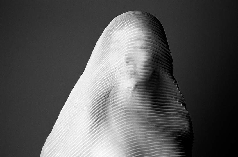 东方人,头发,一个人,站,闭眼,笑,微笑,横图,黑白,室内,特写,白天,正面,亚洲,仅一个年轻女性,仅一个女性,仅一个人,一块,阴影,黑色背景,反射,白纱,丝绸,影子,墙,黄种人,墙壁,墙面,白色,黑色,站着,遮,遮掩,摄影,影棚,掩盖,遮挡,遮盖,掩饰,年轻女性,女人,女性,亚洲人,长发,闭眼睛,闭着眼,闭着眼睛,站立,半身,影棚拍摄,拍摄