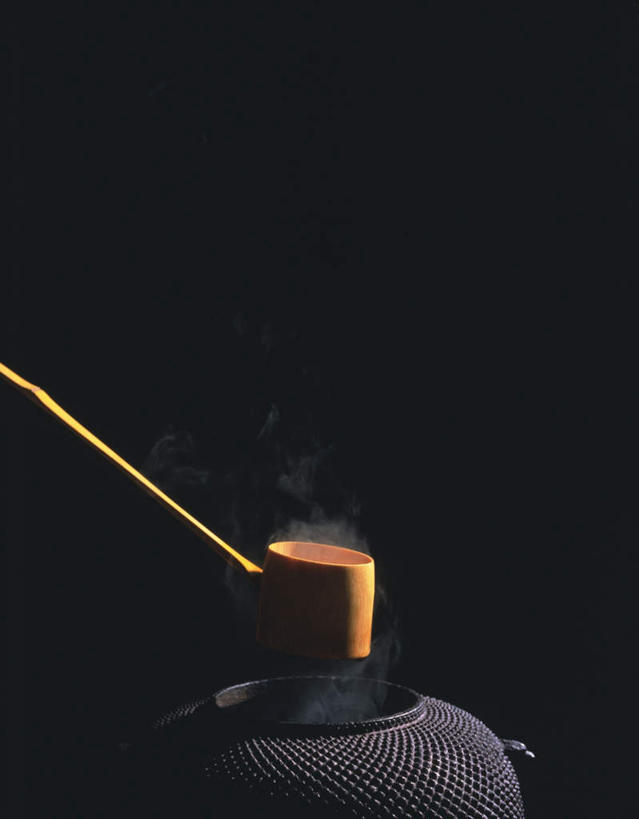 无人,竖图,室内,特写,白天,正面,雾,静物,握,阴影,沸腾,黑色背景,光线,蒸汽,酒坛,影子,勺子,水蒸气,拿,拿着,一个,黄色,阳光,调羹,汤匙,握着,长柄勺,单个,坛,蒸发,彩图