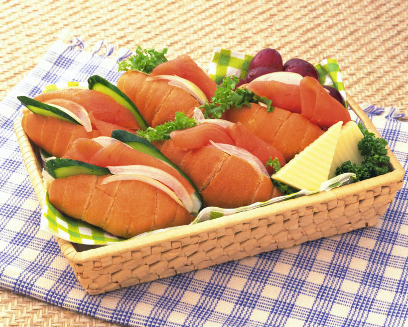 无人,交叉,横图,俯视,室内,特写,白天,烹饪,西餐,餐桌,桌子,竹子,葡萄,黄瓜,一堆,堆叠,堆积,竹制,编织,布料,篮子,生菜,莴苣,莴笋,三明治,料理,食品,布纹,菜肴,美食,桌布,食物,排列,餐巾,竹篮,台布,快餐,西式,佳肴,餐台,竹条,堆,交织,竹制品,西式快餐,三文治,叶用莴笋,香笋,春菜,鹅仔菜,莴仔菜,千金菜,摆列,穿插,山葫芦,蒲桃,草龙珠,青瓜,胡瓜,彩图,高角度拍摄,布列,分列