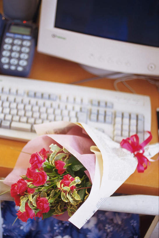 无人,竖图,俯视,室内,特写,白天,爱情,幸福,纯洁,热情,计算器,电脑,显示器,鼠标,键盘,桌子,玫瑰,许多,阴影,朦胧,模糊,装饰,盛开,反射,计算,科学,网络,包装,丝绸,丝带,影子,玫瑰花,办公用品,缎带,浪漫,花蕾,输入设备,通讯设备,绸带,装饰品,花,花瓣,花朵,鲜花,装饰物,花束,花苞,花蕊,温暖,温馨,台式电脑,恩爱,理财,财务,华丽,修饰,点缀,和睦,数学,通信设备,饰物,感动,输出设备,衬托,美观,雅致,雅观,尊敬,天真,刺玫花,徘徊花,彩图,高角度拍摄,融洽