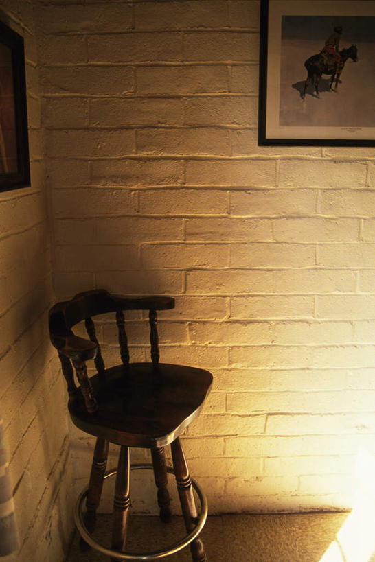 无人,竖图,俯视,室内,白天,绘画,桌面,静物,椅子,一张,吊挂,悬挂,阴影,艺术,装饰,光线,影子,木椅,墙,灯光,挂,文化,壁画,墙壁,墙面,华丽,修饰,点缀,一幅,衬托,美观,雅致,雅观,画画,彩图,高角度拍摄