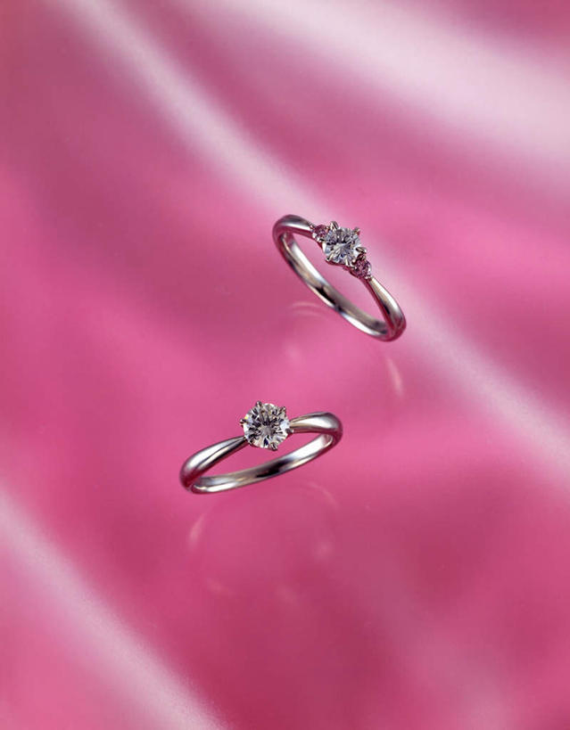 无人,竖图,俯视,室内,特写,白天,爱情,奢侈,桌子,静物,珠宝,阴影,粉色背景,朦胧,模糊,装饰,反射,矿石,影子,大理石,银色,浪漫,美丽,钻石,装饰品,两个,戒指,饰品,首饰,典雅,恩爱,摄影,影棚,金刚石,昂贵,华丽,修饰,坚硬,信物,点缀,贵重,宝石,权利,高贵,坚定,信念,衬托,美观,雅致,雅观,手饰,大理石制品,约定,白银,宝贵,彩图,高角度拍摄,影棚拍摄,拍摄