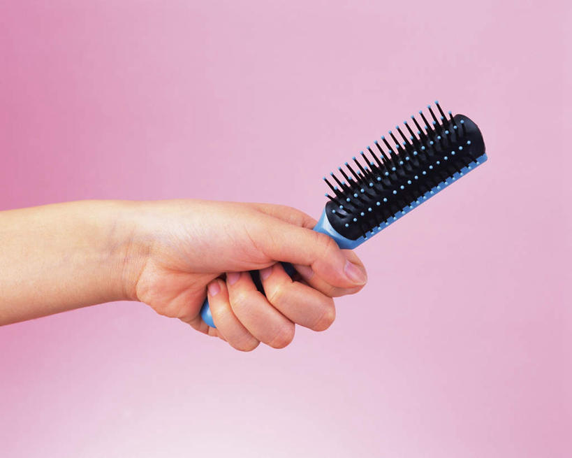 东方人,手,一个人,横图,室内,特写,白天,正面,亚洲,仅一个年轻女性,仅一个女性,仅一个人,握,粉色背景,塑料,拿,梳子,拿着,黄种人,一个,一只,塑料制品,手部,握着,摄影,影棚,单个,单手,打理,梳理,年轻女性,女人,女性,亚洲人,半身,彩图,影棚拍摄,拍摄