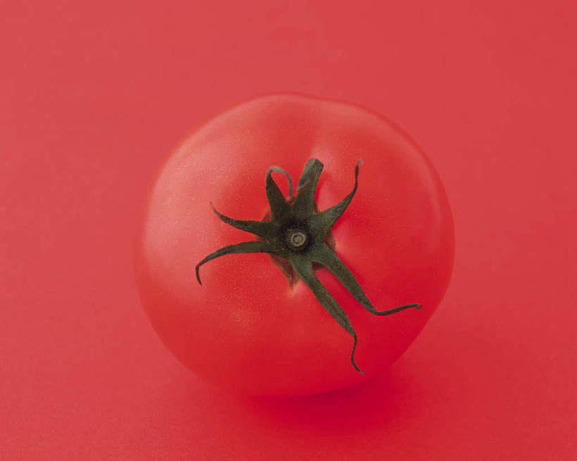 无人,横图,俯视,室内,特写,白天,桌面,桌子,蔬菜,西红柿,红色背景,新鲜,木制,食品,食物,一个,红色,木制品,摄影,有机食品,绿色食品,影棚,单个,萼片,番茄,彩图,高角度拍摄,影棚拍摄,拍摄