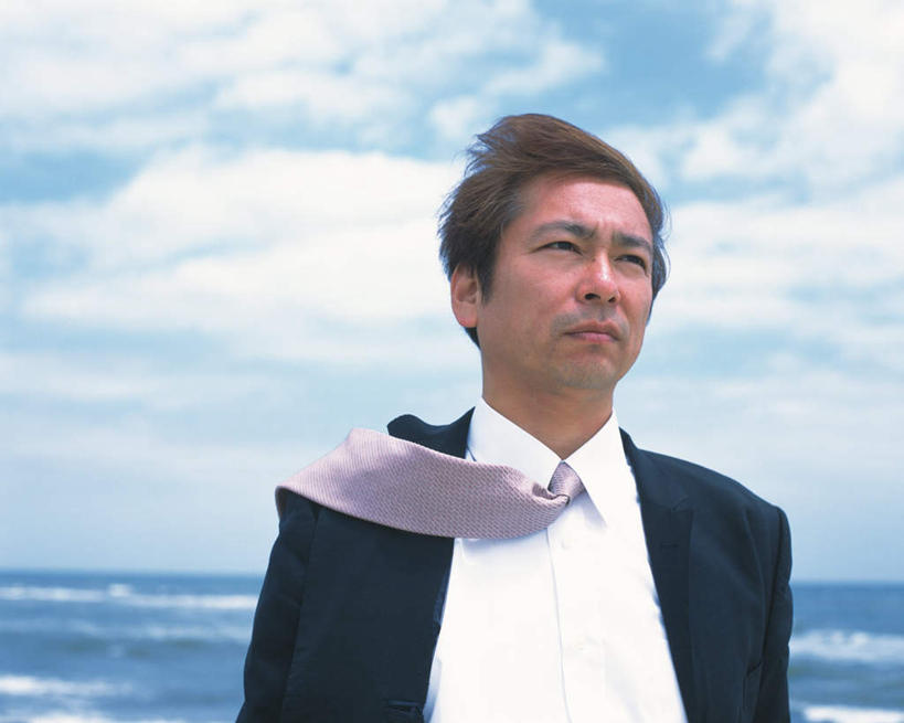 东方人,一个人,商务人士,商务男性,站,横图,室外,白天,正面,衬衫,旅游,度假,海浪,海洋,风,亚洲,仅一个男性,仅一个人,仅一个中年男性,套装,朦胧,模糊,浪花,云,云朵,云彩,注视,黄种人,娱乐,蓝色,白云,蓝天,天空,海水,天,观察,看,站着,享受,休闲,放松,晴朗,观看,察看,关注,商务装,海风,海景,工薪阶层,男人,男性,中年男性,亚洲人,白领,上班族,大海,风浪,海,海水的波动,近岸浪,涌浪,晴空,站立,半身,彩图,衬衣