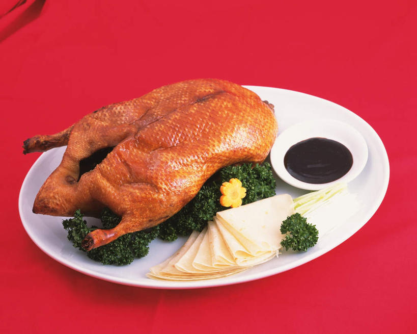 烤鸭,无人,横图,俯视,室内,特写,白天,烹饪,餐桌,桌子,蔬菜,餐具,阴影,红色背景,新鲜,光线,鸭,布料,碟子,盘,影子,料理,食品,调味酱,布纹,鸭肉,饼,菜肴,美食,家禽,桌布,食物,两个,动物,盘子,餐巾,碟,台布,中式,家畜,摄影,牲畜,佳肴,有机食品,绿色食品,影棚,餐台,迷迭香,北京烤鸭,海洋之露,片皮鸭,进餐用具,烹调用具,彩图,高角度拍摄,影棚拍摄,拍摄